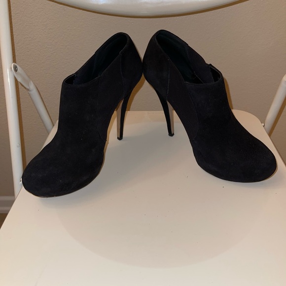 VINCE CAMUTO: Black Suede Booties (without box) - Picture 5 of 12
